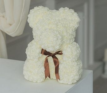 Мишка из роз белый