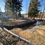 В парке на новом озере облагораживают отвод воды