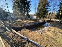 В парке на новом озере облагораживают отвод воды