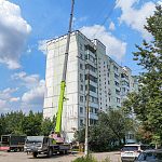 В доме по адресу ул. Октябрьская 10, с сегодняшнего дня, начался ремонт крыши