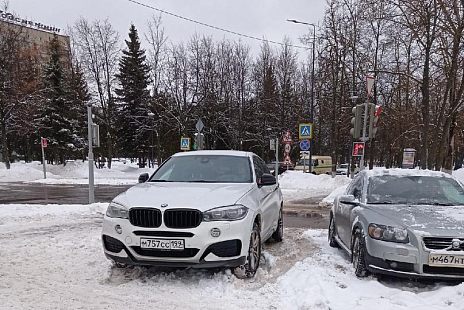  Машины скоро на площади перед бывшим боулингом парковаться будут