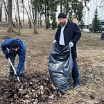 Субботник на территории Михаило-Архангельского храма
