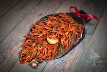 Букет для мужчины из мелких волжских раков и перчика чили.