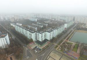 Город с высоты Нижней границы облаков. вид сверху