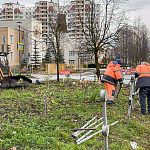 Тем временем, на ул. Победы производится установка «всеми любимых» ограждений