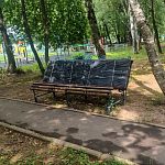 Ваши варианты для чего нужны эти «конструкции» на лавочках?