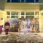 В городе появились яркая фотозона и новогодние витрины, придающие настроение праздника