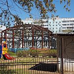 Заброшенный каркас на территории детского сада «Светлячок»
