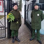 На первом КПП, военные дарят тюльпаны девушкам и женщинам взъезжающим м выезжающим из городка.