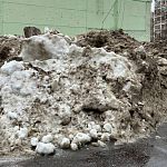 Куча на парковке Шлыкова 5а вызывает трудности у детей, им эта тропа привычнее и они идут через гору