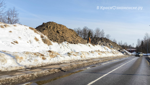 Горы из грязного талого снега