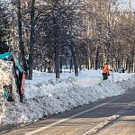 Тем временем, на улицах города идёт активная борьба со снежными завалами