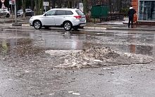 Это почти центр города и сотрудники администрации ходят мимо...