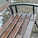 Сломанные лавки на ул.Победы 15