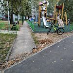 Выход с детской площадки на основную пешеходную дорожку выполнен безобразно и далеко не безопасно!