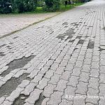 На ул. Победы около ДДЮТа, брусчатка приобрела вид тактильной плитки