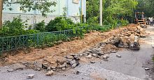 На ул. Краснознамённая 27 идут работы по обновлению тротуара