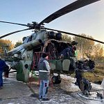 2 школьника проникли на территорию воинской части и сожгли вертолет Ми-8 ВКС России в Омске