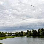 Участники парада Победы штурмовики Су-25 в небе над Городским парком