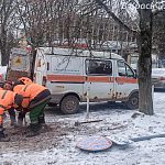 Рядом с магазином "Чижик" идёт установка нового знака «Остановка запрещена»