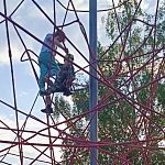 Уважаемая администрация, обратите внимание на детскую площадку "паутинка" на старом озере