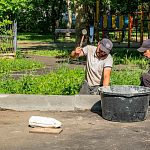 Парковку на ул. Краснознамённая 10/6, наконец приводят в порядок