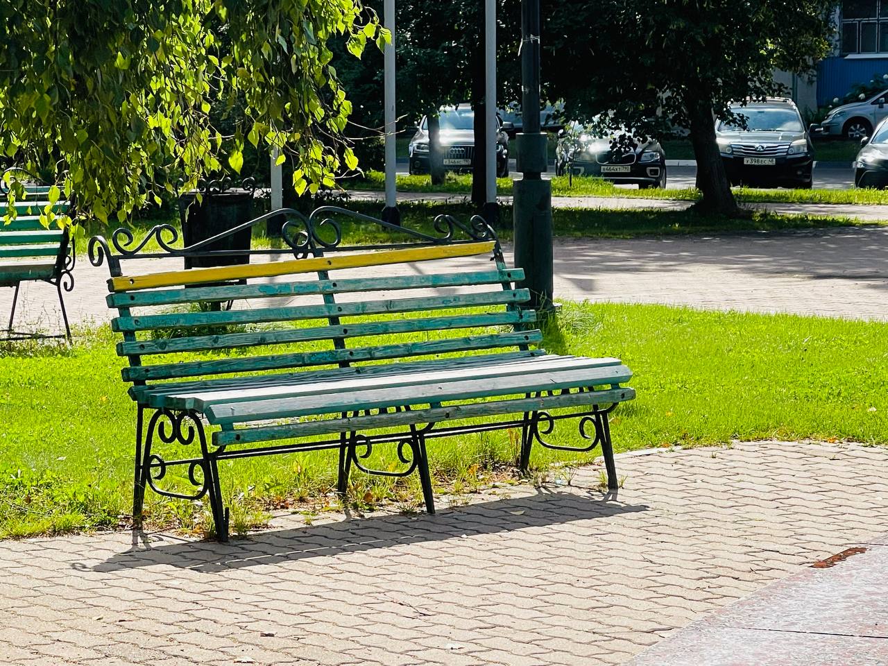 В понедельник 17 октября в бассейне возле фонтана кто то по ошибке( а может и специально) одел не свои ботинки. Оставила на 10 минут, вожу старшего сына. Скорее всего это девочки из группы на 17-00, тренер Роза Павловна. Другие дети похожие по возрасту в это время в бассейн не ходят. Уважаемая девочка и ее родители, Ваши ботинки я аккурат сдала в раздевалку. Прошу вернуть мои ботинки, так как было очень не приятно выйти из бассейна с грудным ребенком на руках и не обнаружить свою обувь на оставленном месте. Ботинки стояли рядом под лавочкой возле кассы. Прилагаю фото ботинок оставленных вместо моих, может кто узнает. Интересно, родители детей смотрят в чем их чадо приходит домой!