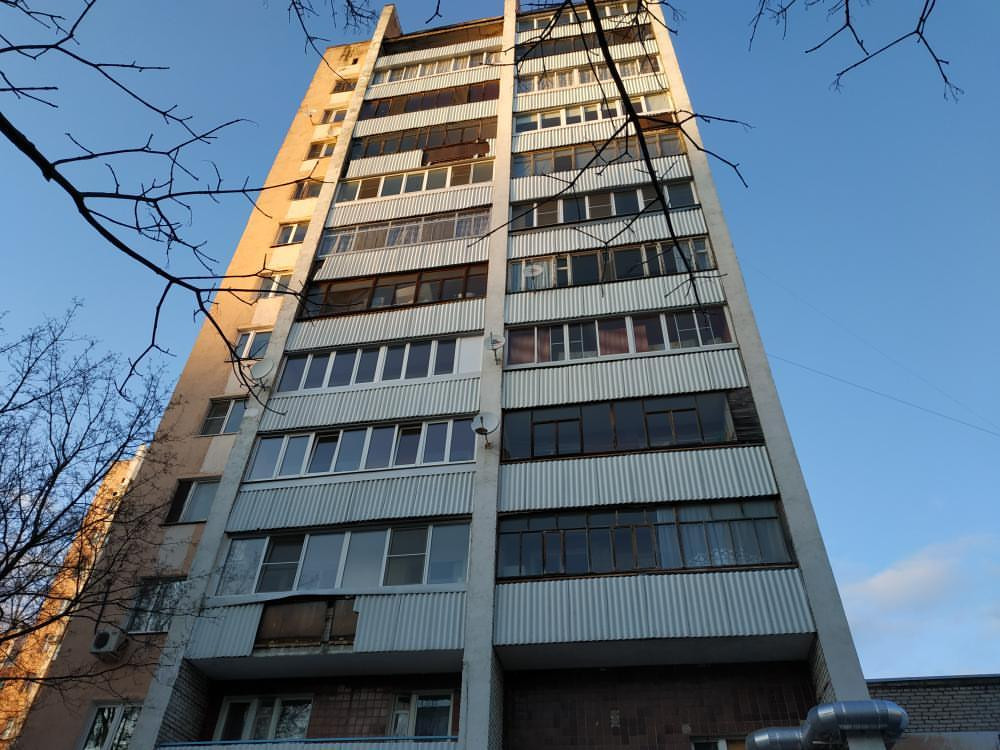 Мира 10...облицовка балконов падает на дорогу - ветром срыва