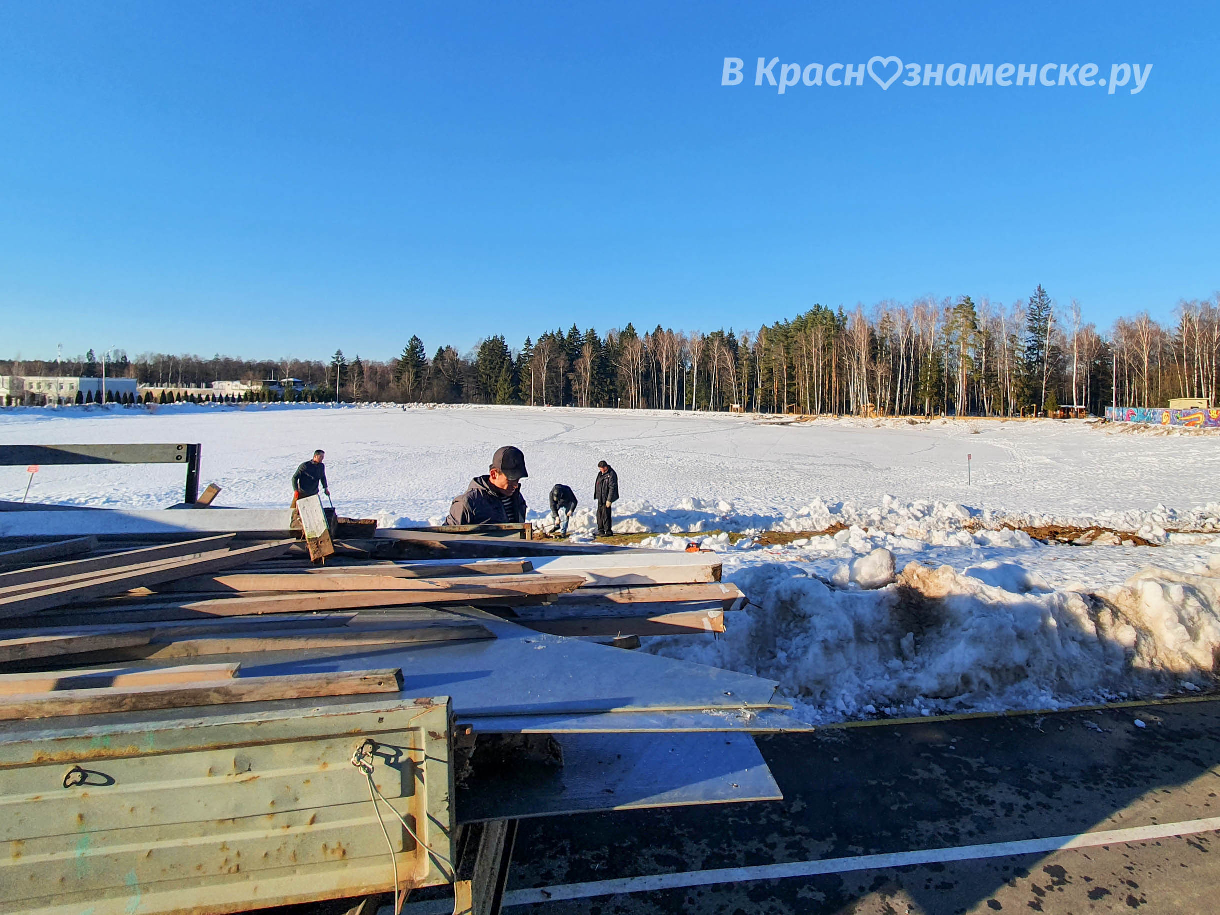 На новом озере демонтировали сломанный солнцезащитный навес.