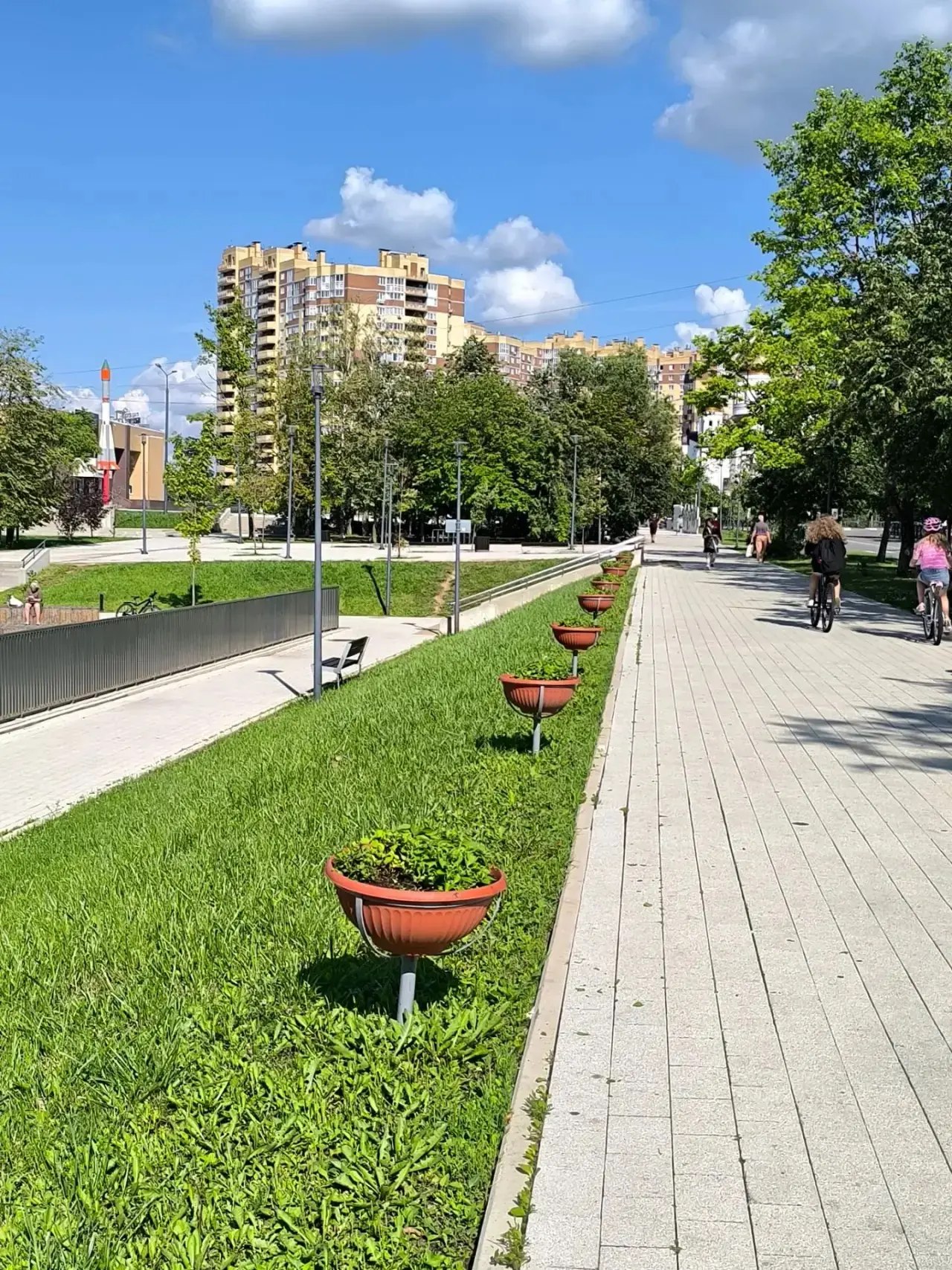Сотрудниками МБУ «КХБ» продолжается работа по содержанию зел