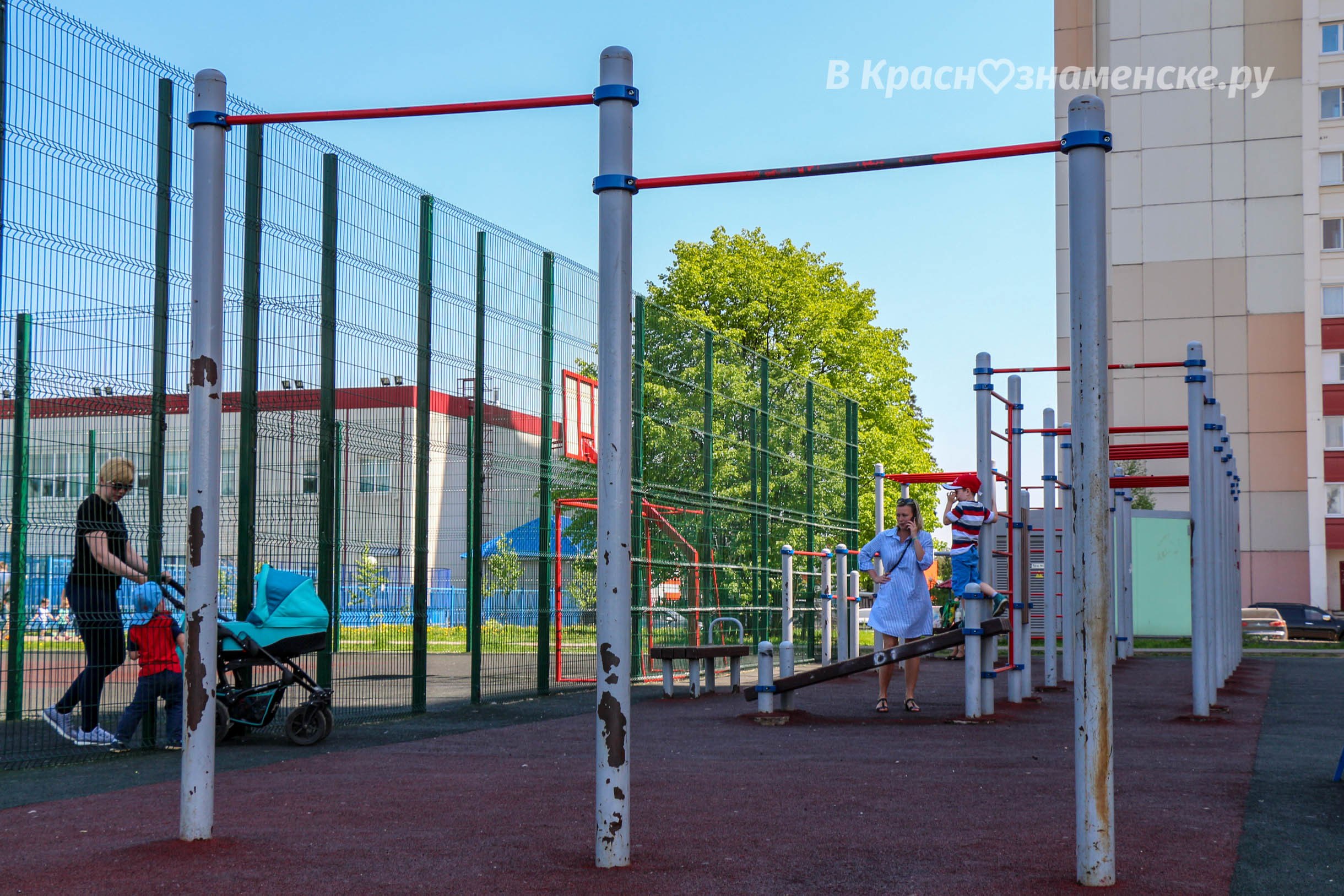 Связисты. Прорезиненное покрытие на спортивной площадке давн