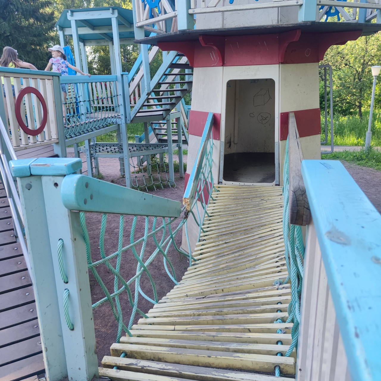 Вот такое состояние игровых зон в парке... Лестница на горку