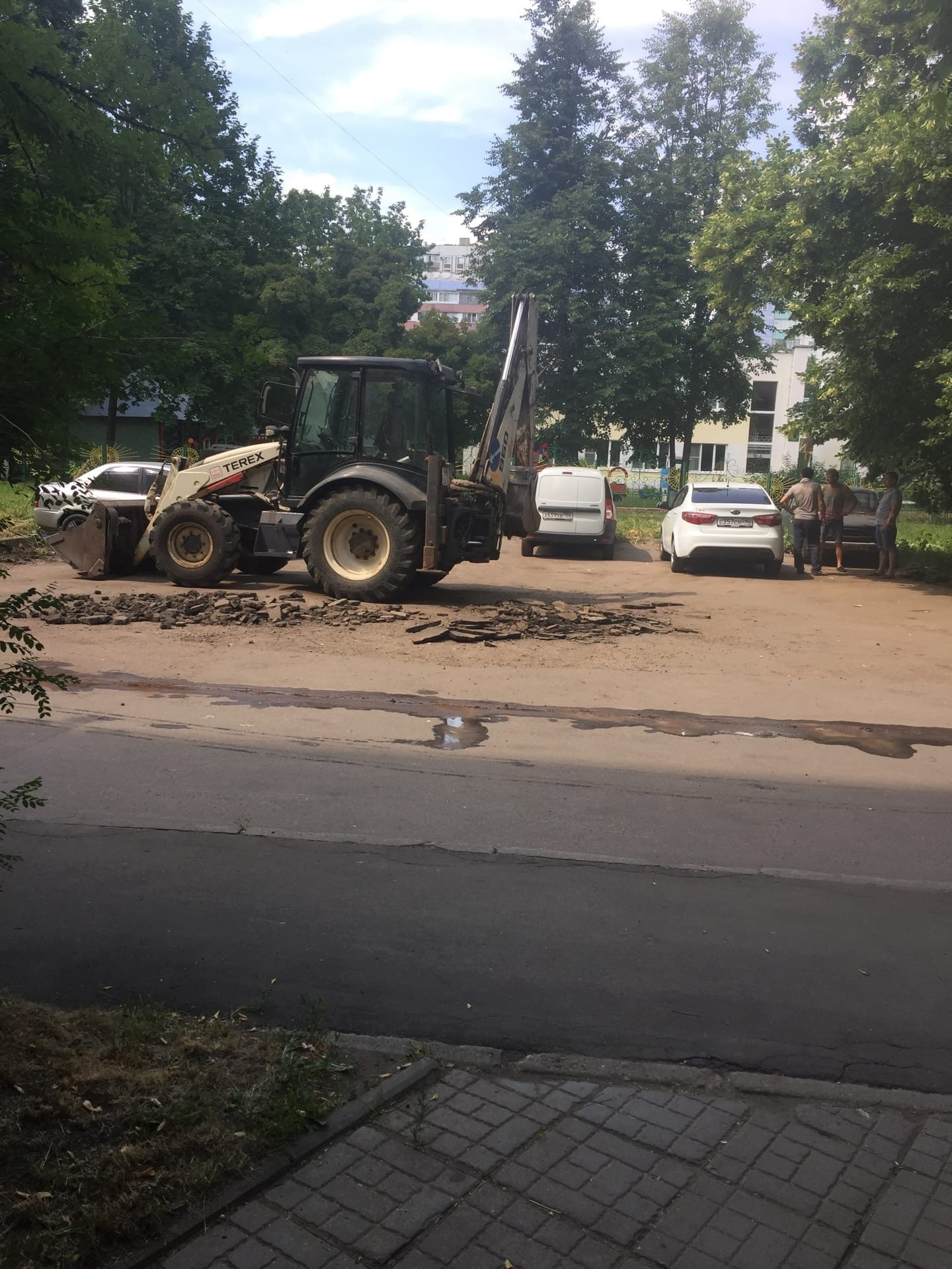Комсомольский бульвар 4 . Ведутся работы по снятию асфальта