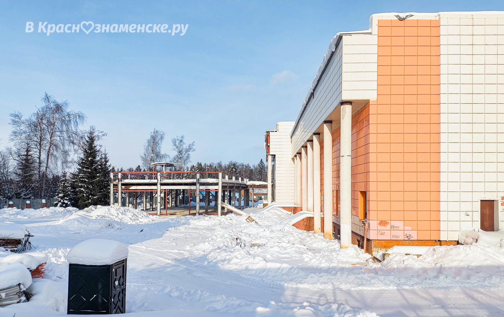 Буквально вчера видели, что на территории этого недостроя сн