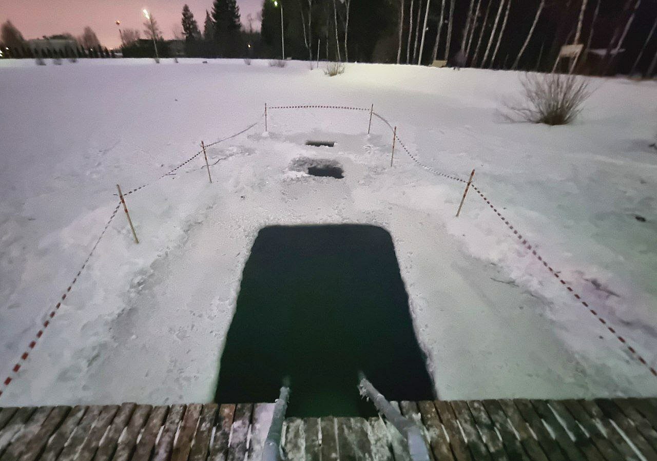 Зачем три проруби? ????