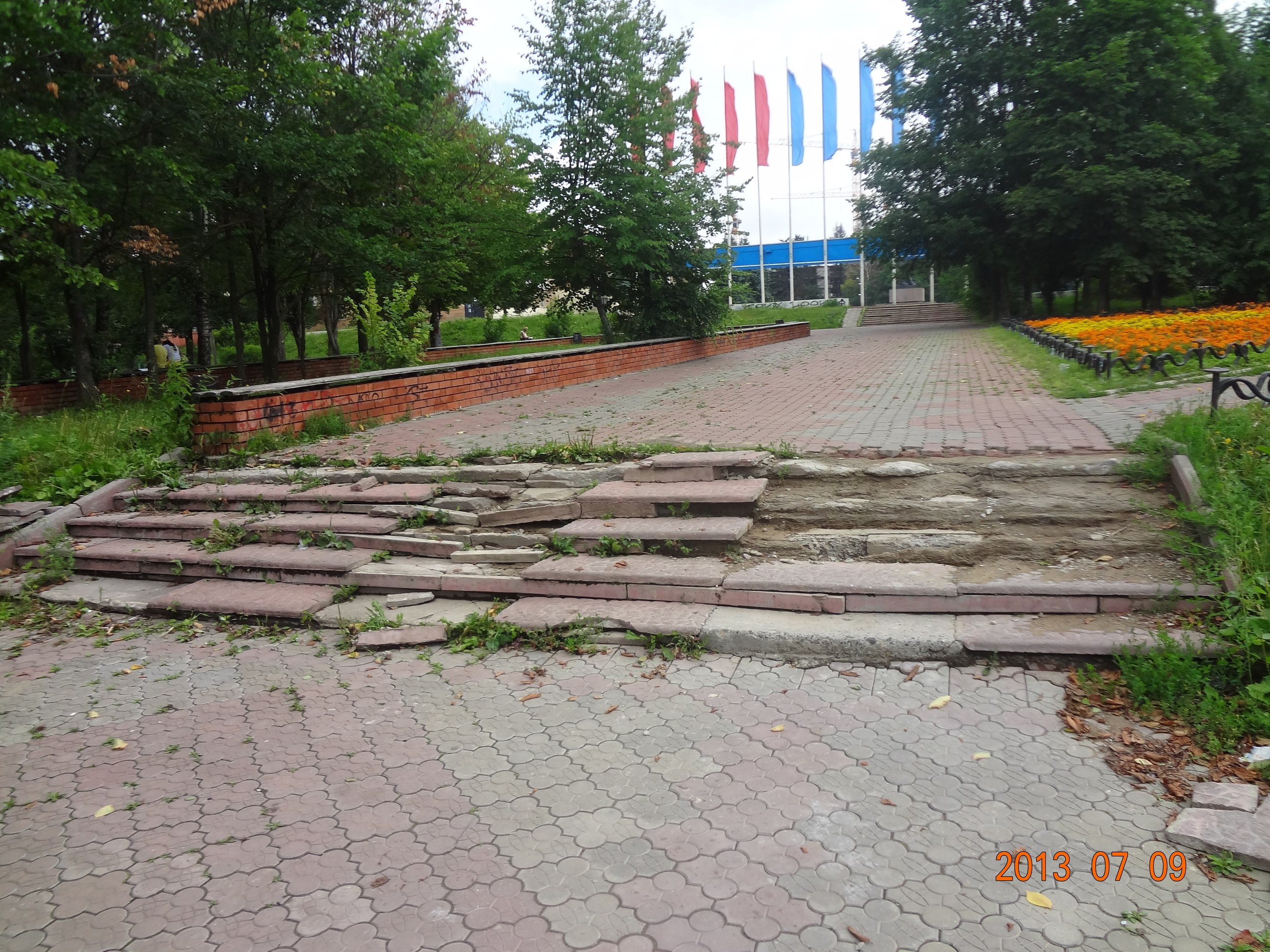 В таком прекрасном городе, такие ужасные ступеньки (((