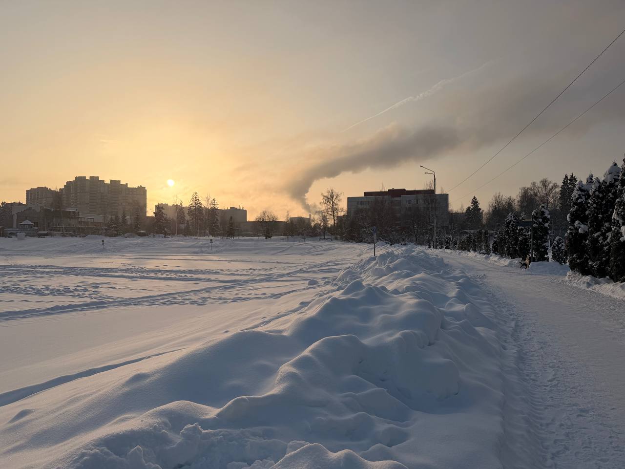 Какое сегодня красивое зимнее утро!  Солнце, снежок, морозец