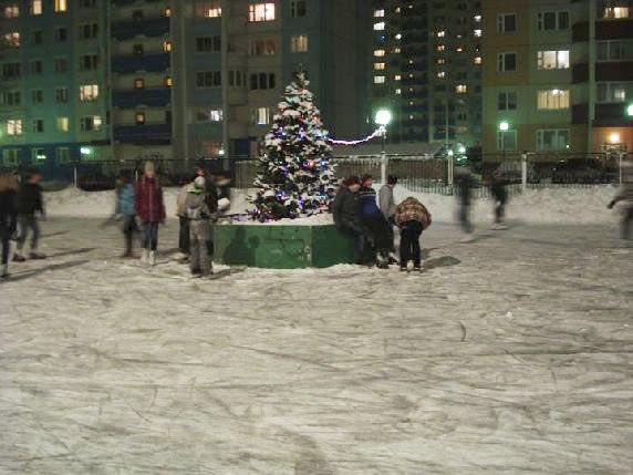 Самый большой каток Краснознаменска
16 декабря открылся каток в Детско-юношеской спортивной школе г. Краснознаменска.
Каток ДЮСШ по праву считается самым большим в городе – его площадь составляет около 2500 кв.м.