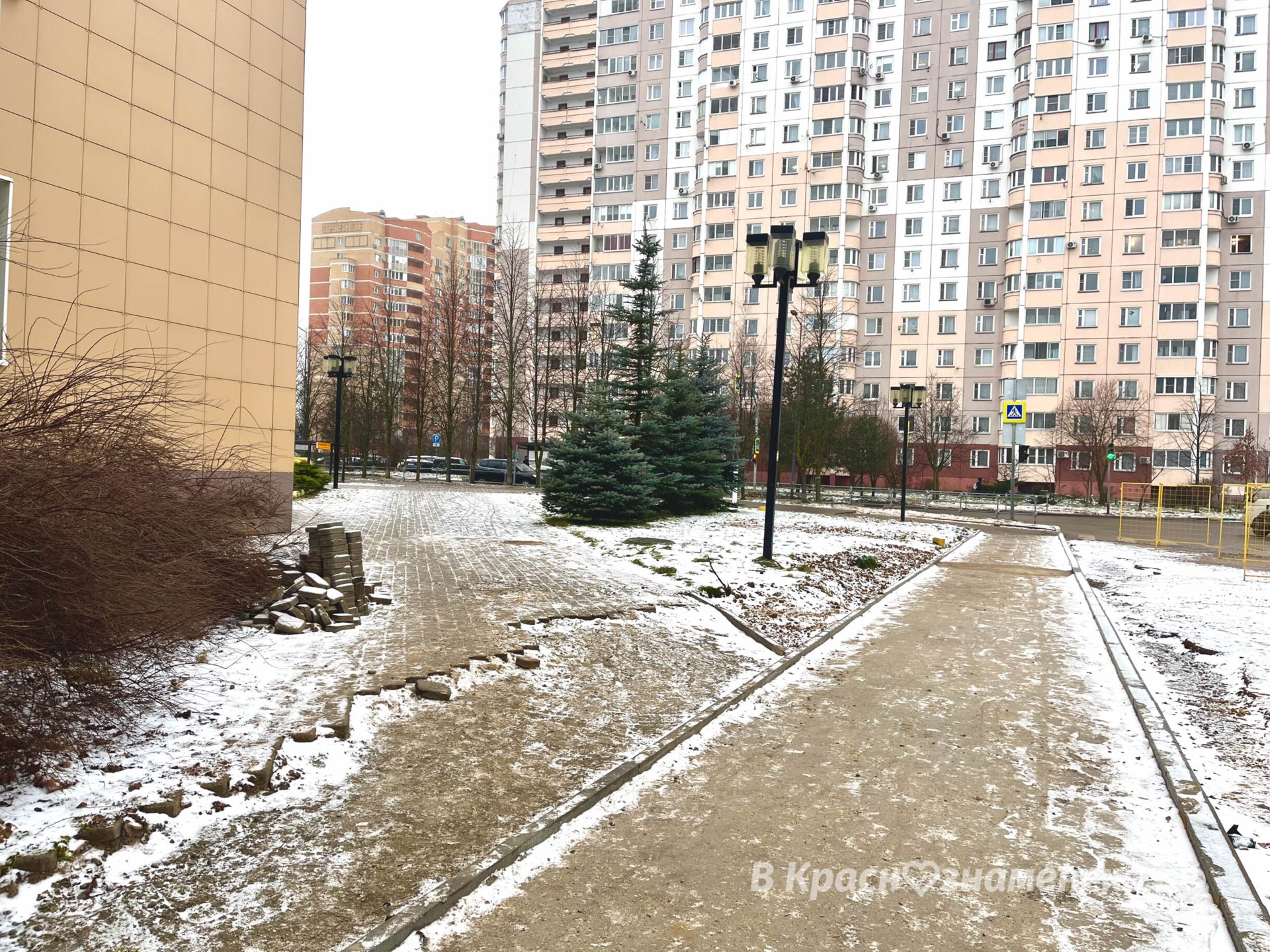 На ул. Октябрьская вновь появилась пешеходная дорожка.  Пока