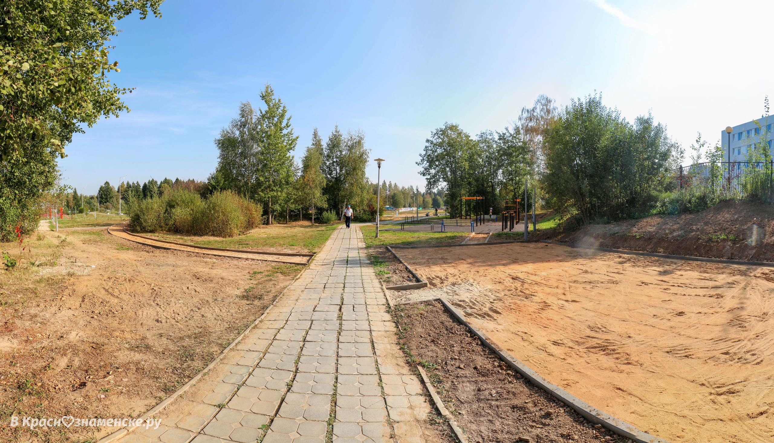 В городском парке становится всё лучше и лучше. Уже установи