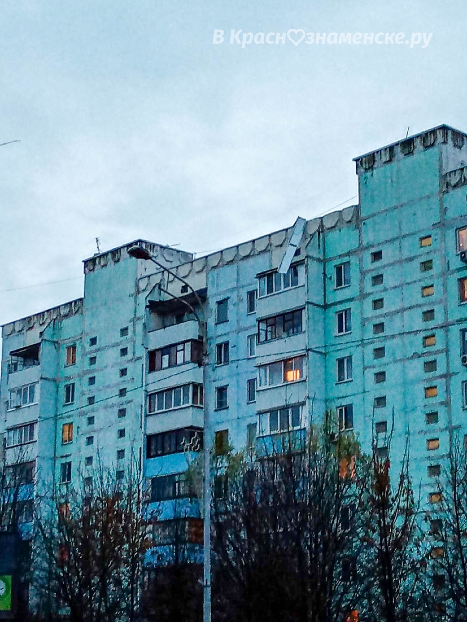 Улица Победы 22. Будьте осторожны. Повис кусок крыши. — Краснознаменск