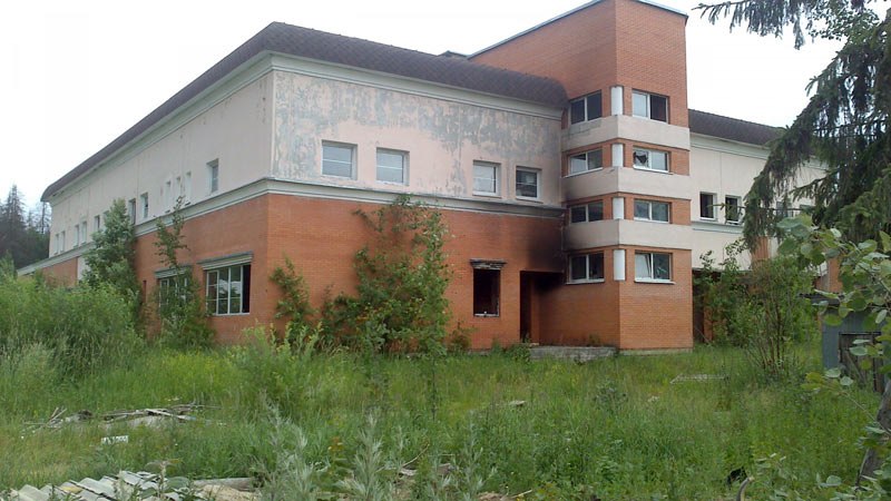 Вчера вечером находился в конце улицы Октябрьская. 
И вот какой вид открывается на новую, недостроенную баню. 
 
На территории несколько сгоревших строительных вагончиков. 
В одном из них даже было обнаружено пианино. 

Подходим ко вход