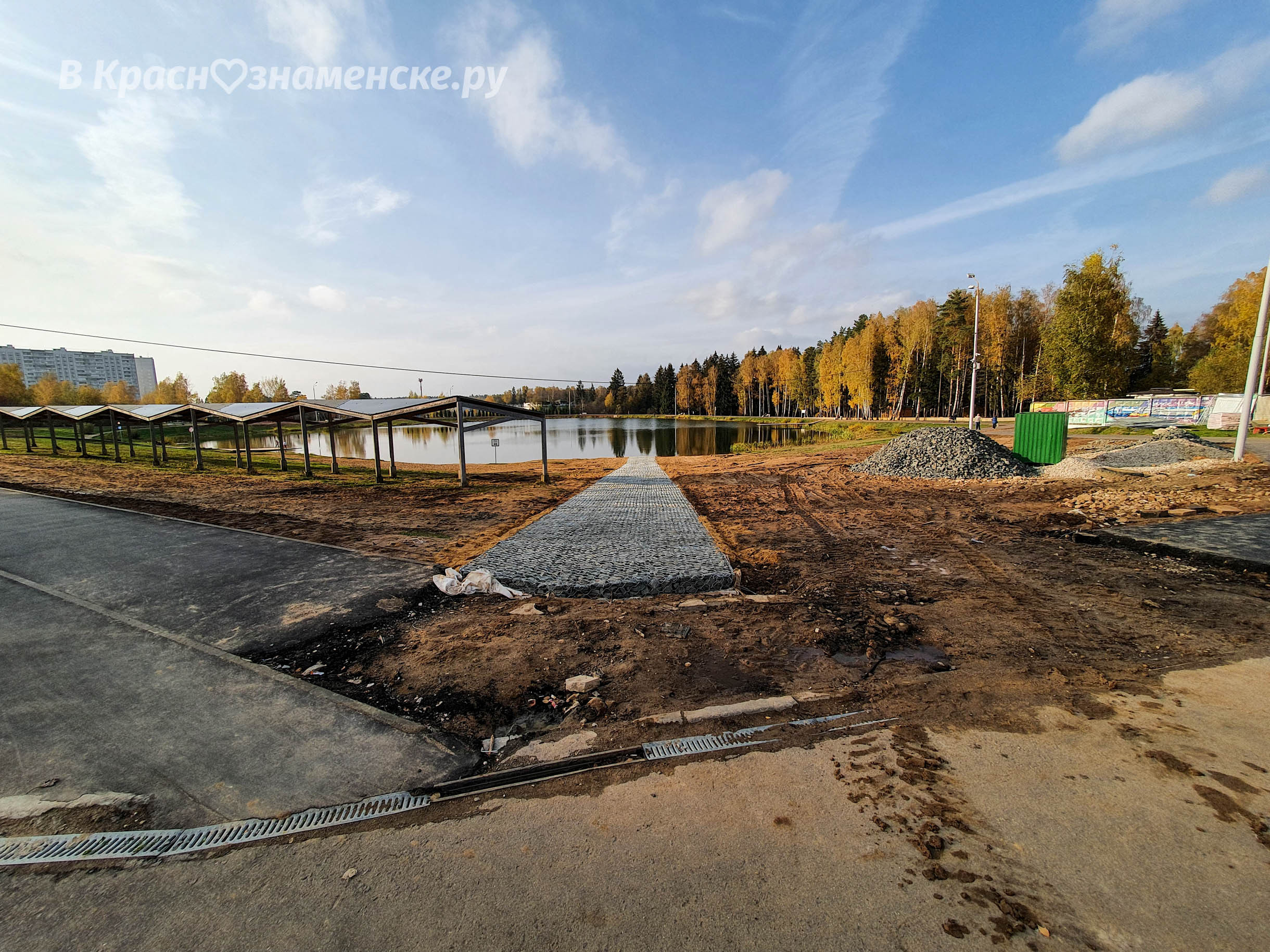 В парке строят новый подход к озеру ????