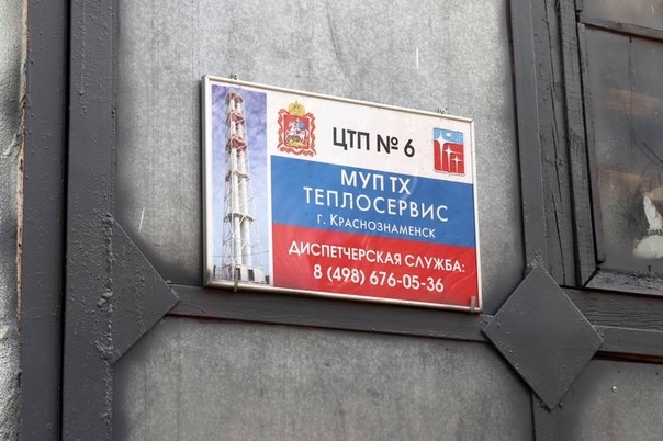 После вчерашнего ветродуя, оборванные флаги восстанавливают.