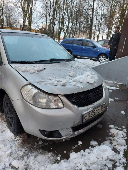 Помогите найти владельца авто. Уже упало с крыши и еще хочет