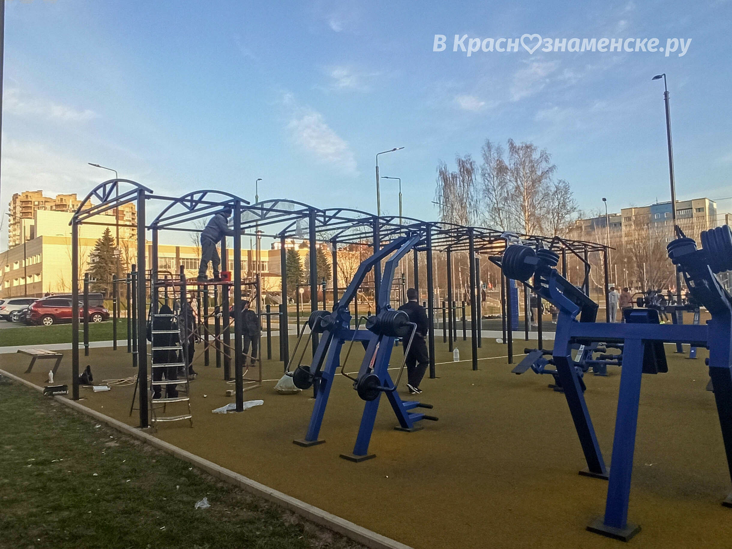 В спортгородке устанавливают навес