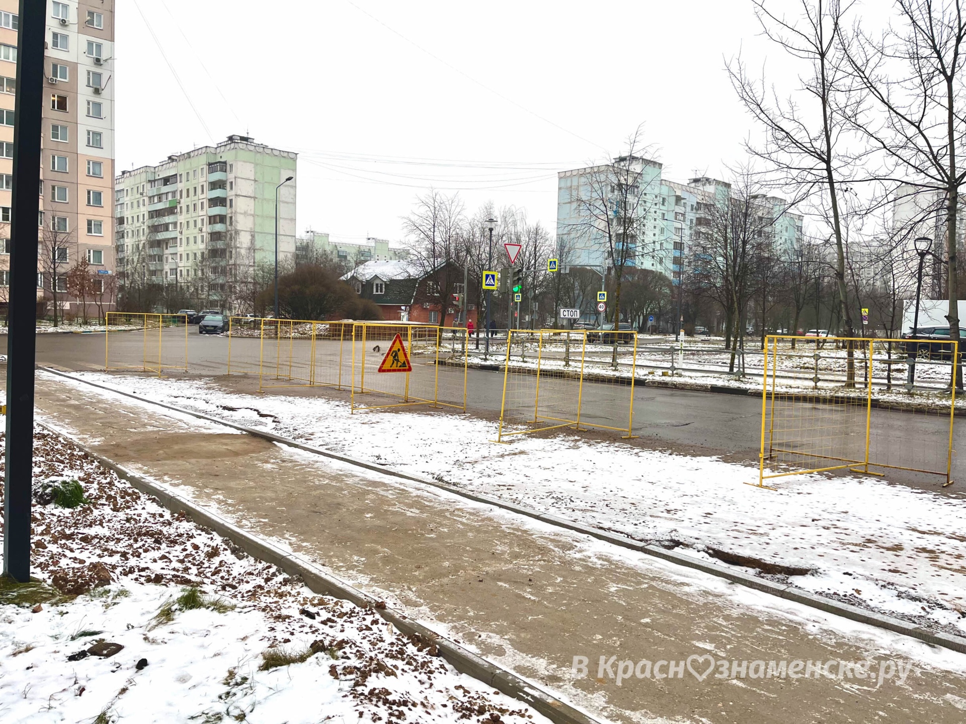 На ул. Октябрьская вновь появилась пешеходная дорожка.  Пока