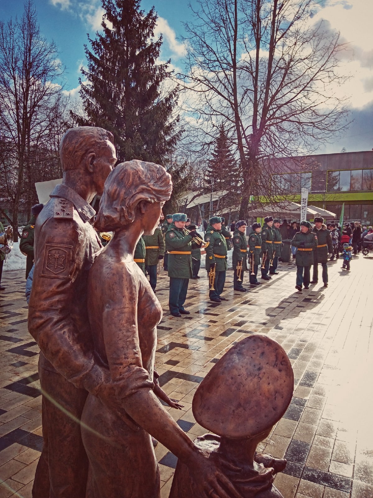 Самое главное и ценное в жизни - это семья. Сначала та, в ко