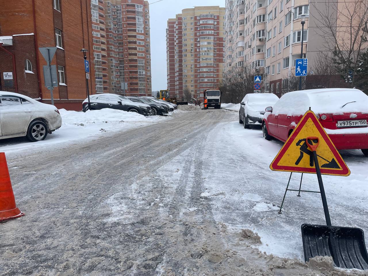 Коммунальные службы ежедневно чистят от снега придомовые тер