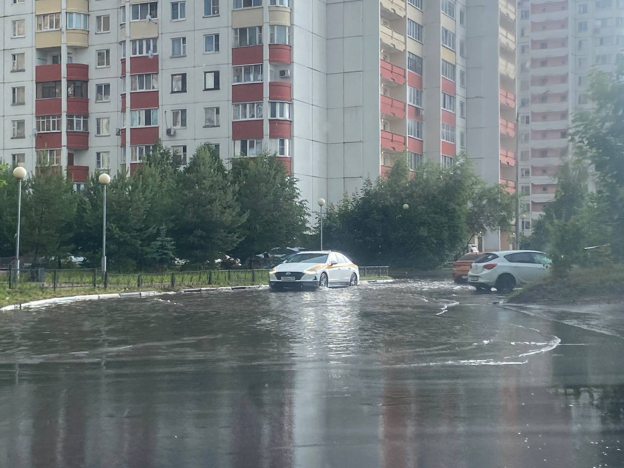 Улица Гагарина и 9 КПП ушли под воду. Дорога новая, проблема